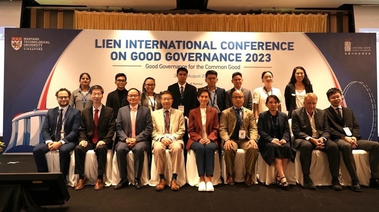 與會嘉賓和新書的編者及章節(jié)作者合影。新加坡南洋理工大學供圖