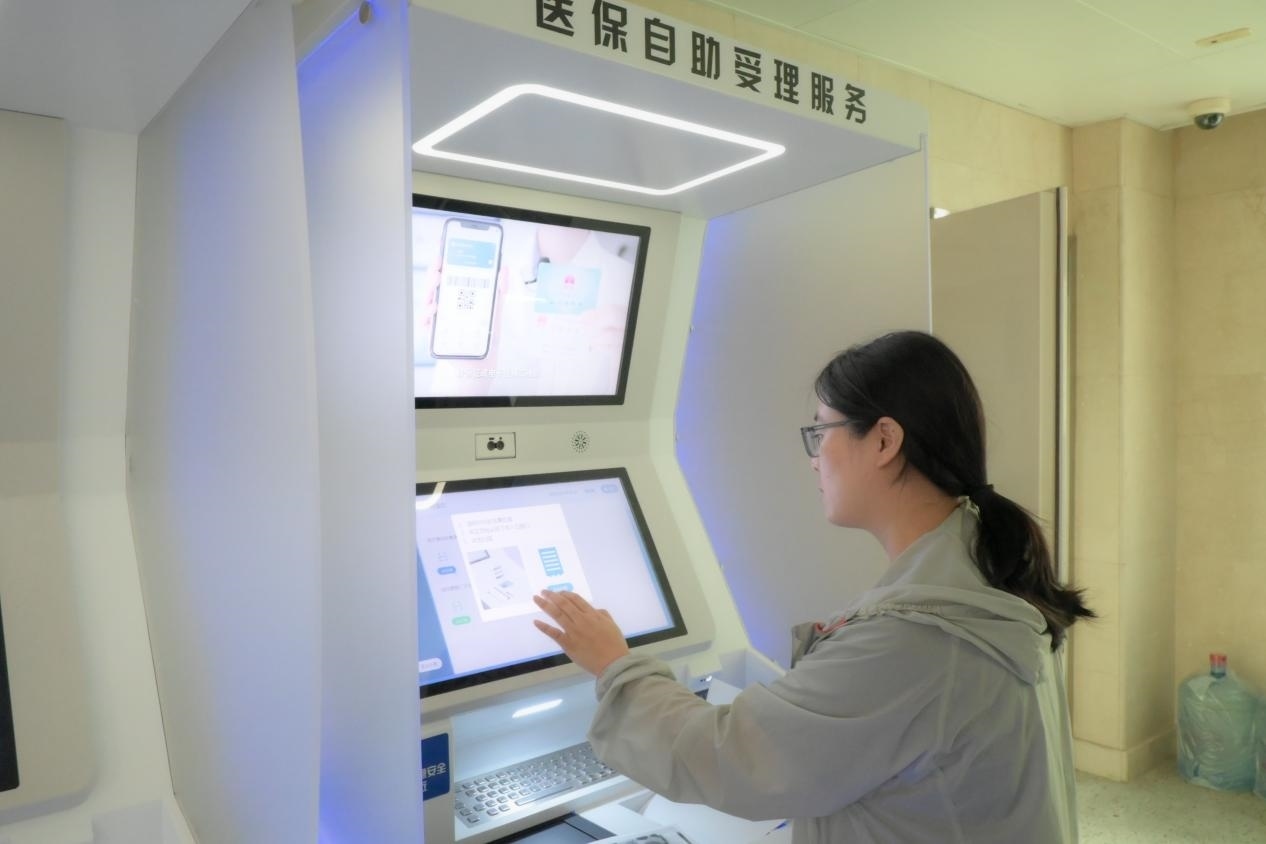 醫(yī)保自助受理服務機為市民辦理事項提供了又一選擇途徑。人民網(wǎng)記者 張麗瑋攝
