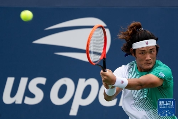 張之臻在比賽中回球。新華社記者 劉杰 攝