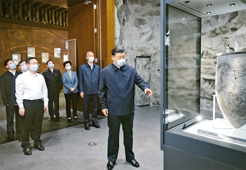 2023年6月2日，中共中央總書記、國家主席、中央軍委主席習近平在北京出席文化傳承發(fā)展座談會并發(fā)表重要講話。這是座談會前，習近平2日下午在中國歷史研究院考察。 新華社記者 鞠鵬/攝