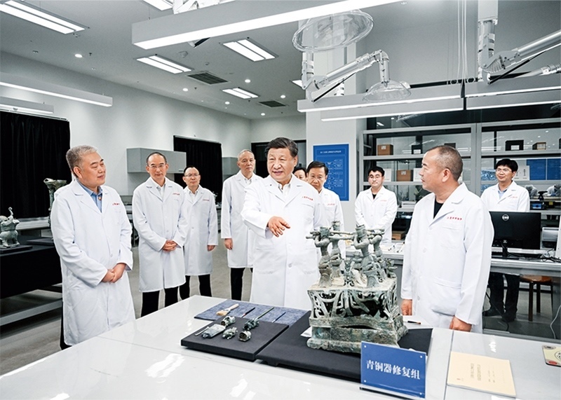 2023年7月25日至27日，中共中央總書記、國家主席、中央軍委主席習近平在四川考察。這是26日下午，習近平在位于德陽市廣漢市的三星堆博物館文物保護與修復(fù)館，同現(xiàn)場工作人員親切交流。 新華社記者 謝環(huán)馳/攝