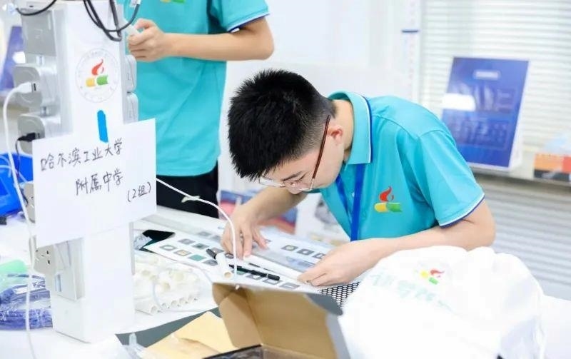 △今年7月，“逐夢蒼穹”科技主題教育活動在北京市八一學(xué)校舉辦。來自全國各地的百余名師生，在動手實(shí)踐中學(xué)習(xí)航天知識、提高創(chuàng)新能力。