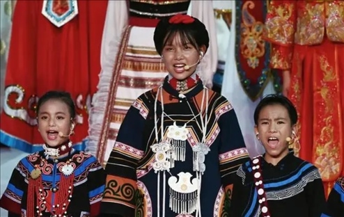 △今年7月，在成都大運(yùn)會開幕式上，從大山深處走來的孩子們，自信地站在舞臺中央，以歌聲表達(dá)對未來的憧憬。