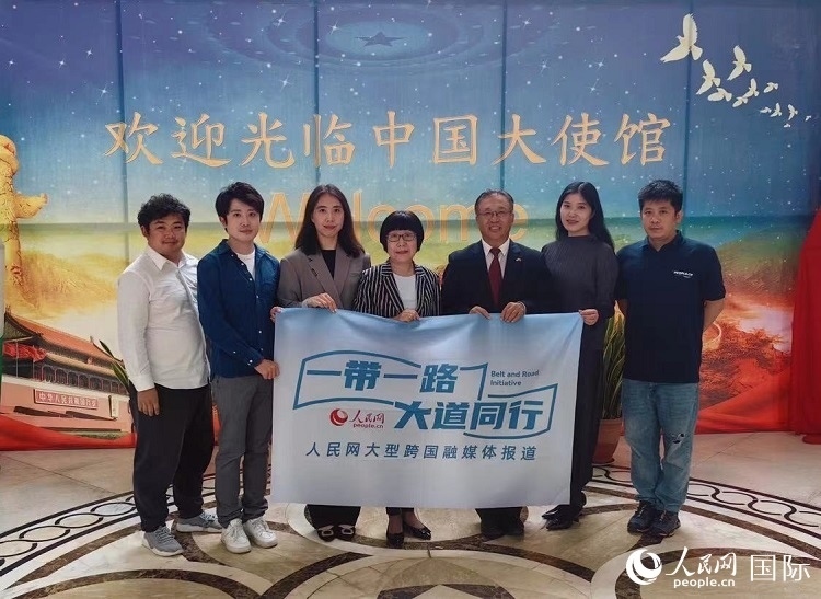 崔建春大使（右三）與人民網(wǎng)記者合影。