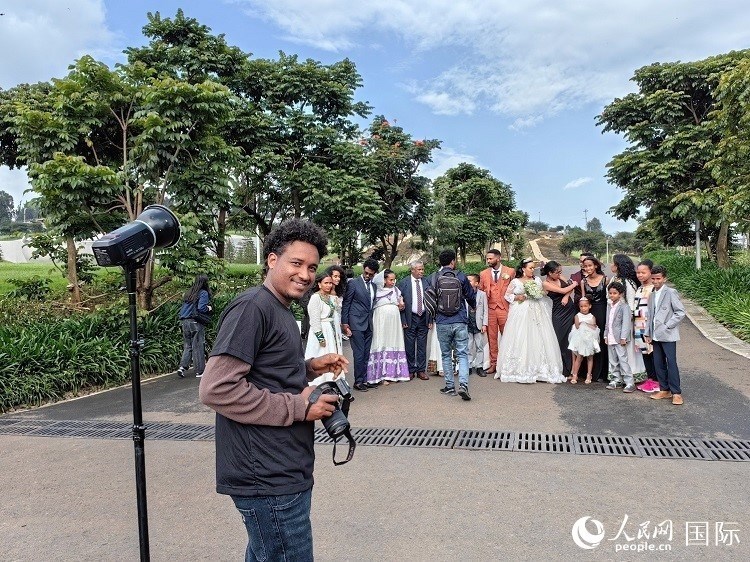 一對新人和親友在亞的斯亞貝巴友誼廣場合影。人民網(wǎng)記者 陳星星攝