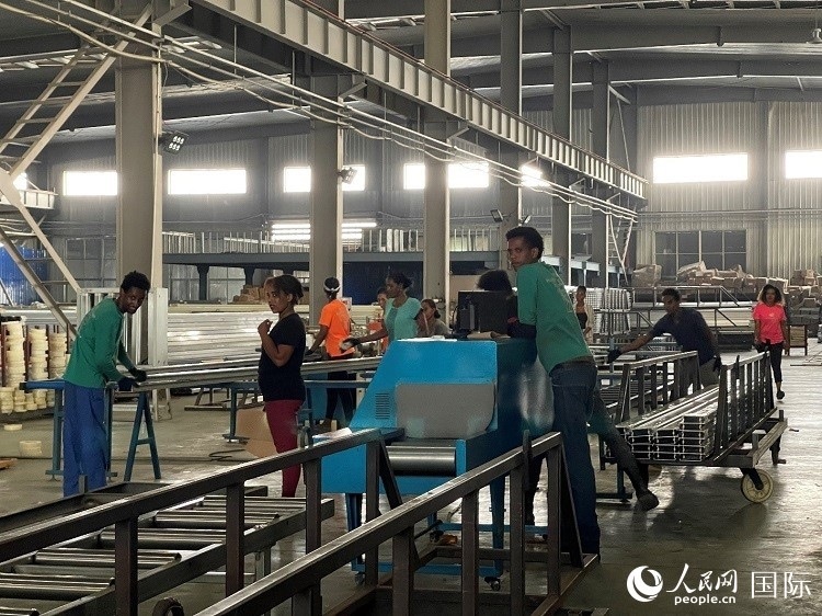 東方工業(yè)園華嘉鋁業(yè)生產(chǎn)車間。人民網(wǎng)記者 趙艷紅攝