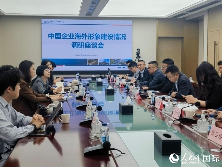 埃塞俄比亞中國商會企業(yè)代表與人民網(wǎng)記者座談。人民網(wǎng)記者 劉寧攝