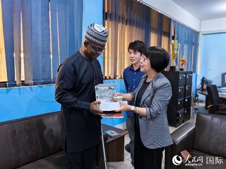 人民網(wǎng)監(jiān)事會主席唐維紅（右一）帶隊(duì)訪問尼日利亞通訊社，與該社總裁布克·龐勒（左一）交流。人民網(wǎng)記者 陳星星攝