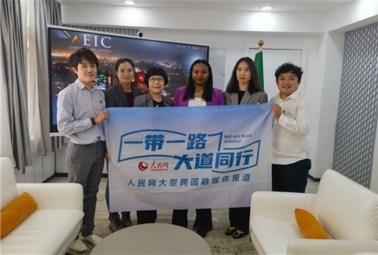 埃塞俄比亞投資委主任萊利斯（右三）、萬(wàn)巧云（左二）與人民網(wǎng)記者合影。