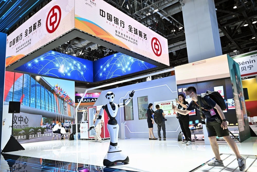 9月1日，媒體記者在國(guó)家會(huì)議中心中國(guó)銀行展臺(tái)拍攝一款迎賓接待機(jī)器人。新華社記者 李鑫 攝