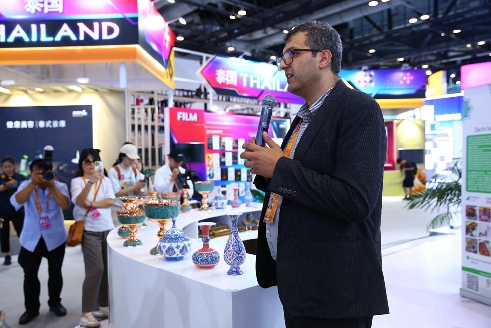 9月1日，參展商在國(guó)家會(huì)議中心向媒體記者介紹展臺(tái)信息。新華社記者 孫瑋彤 攝