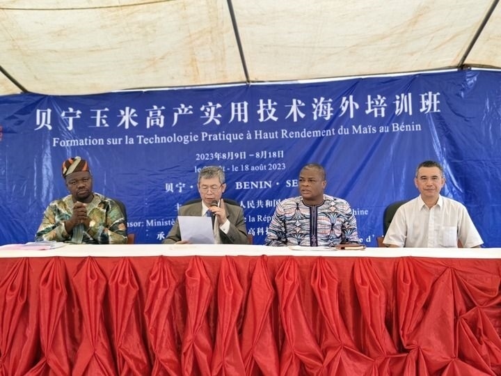 8月9日，2023年貝寧“玉米高產(chǎn)實(shí)用技術(shù)培訓(xùn)班”開(kāi)班儀式在位于塞梅波吉市的中國(guó)援貝寧農(nóng)業(yè)技術(shù)示范中心舉行。