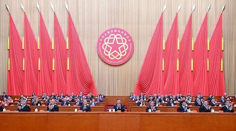 2023年8月31日，第十一次全國歸僑僑眷代表大會在北京人民大會堂開幕。習(xí)近平等黨和國家領(lǐng)導(dǎo)人到會祝賀