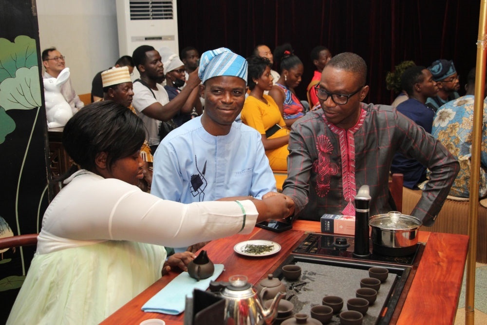 人們?cè)谪悓幙仆信悓幹袊?guó)文化中心“茶和天下·雅集——青島有禮”文化交流活動(dòng)上品茶。