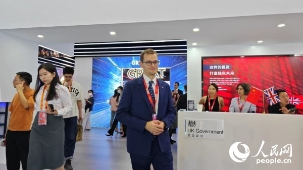 9月2日，英國館館長、英國商業(yè)貿(mào)易部市場推廣主管康鵬接受人民網(wǎng)記者采訪。人民網(wǎng)記者 趙雯博攝