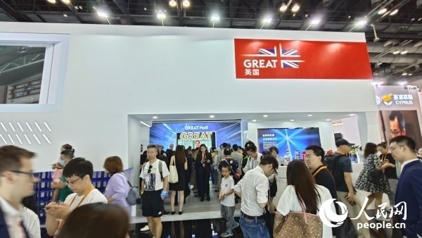 9月3日，英國館吸引參展觀眾駐足。人民網(wǎng)記者 趙雯博攝