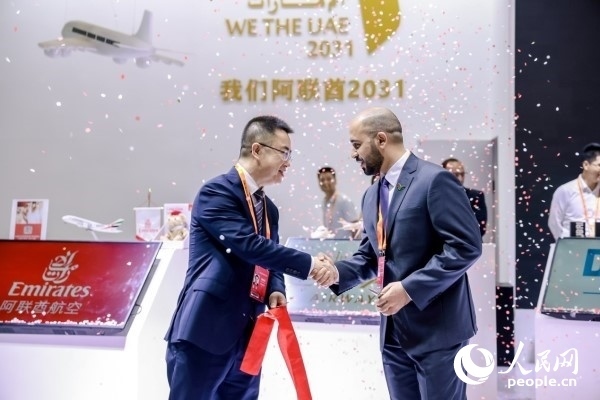 9月3日，阿聯(lián)酋駐華大使館臨時代辦、副館長哈利德·沙赫參贊與中國貿(mào)促會聯(lián)絡(luò)部二級巡視員楊曉軍揭幕阿聯(lián)酋國家館。圖片由阿聯(lián)酋駐華大使館提供