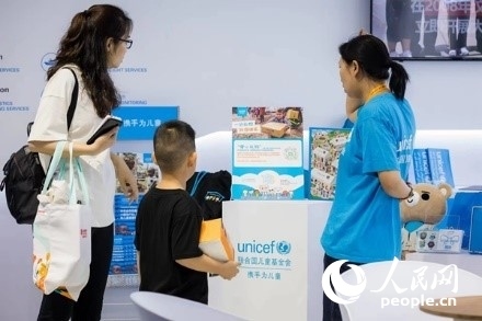 9月2日，觀眾駐足聯(lián)合國兒童基金會展館。圖片由聯(lián)合國兒童基金會提供