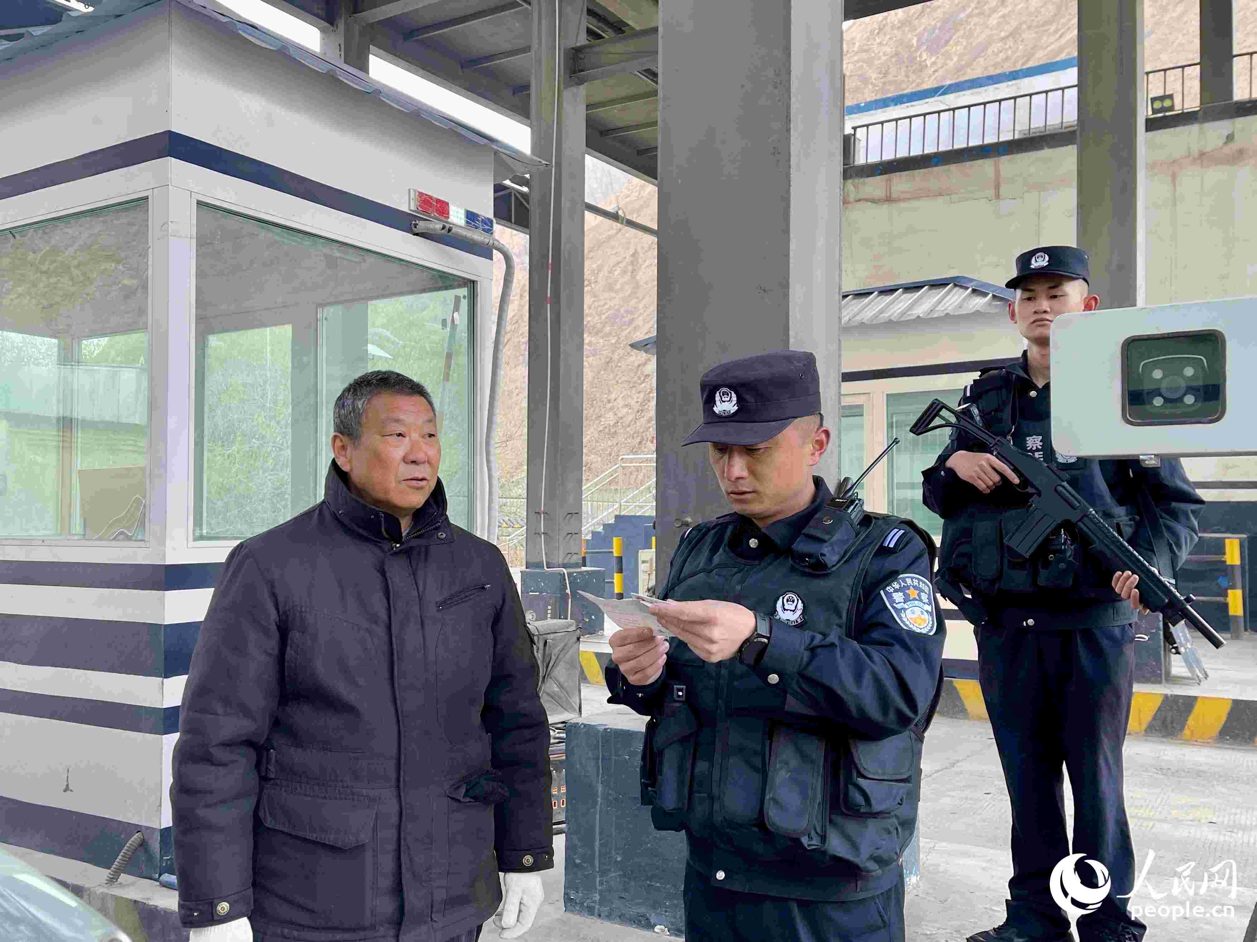 2023年5月10日，在庫(kù)地邊境檢查站，陳暢核對(duì)進(jìn)出邊境管理區(qū)人員信息。人民網(wǎng) 周靜圓攝