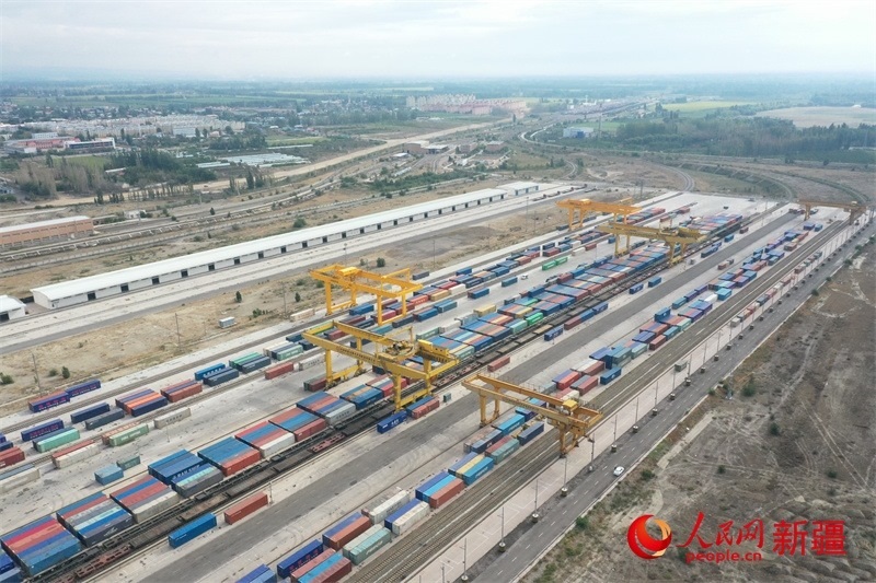 8月8日，在霍爾果斯口岸換裝廠區(qū)，工人正在進(jìn)行吊箱作業(yè)。 人民網(wǎng)記者 張力洋攝