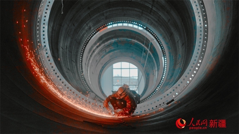 中國水利水電四局（塔城）裝備制造基地，工人們正在開展作業(yè)。 人民網(wǎng) 李欣洋攝