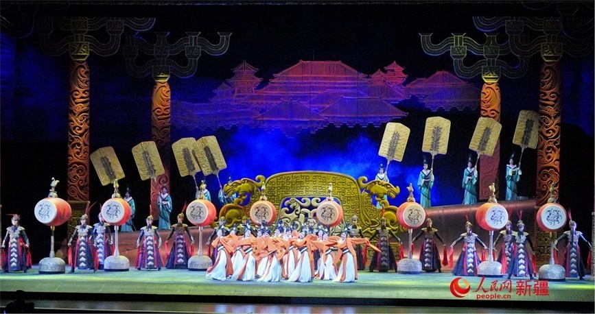 第六屆中國新疆國際民族舞蹈節(jié)開幕式上演出的歷史題材舞劇《張騫》。 人民網(wǎng) 李欣洋攝