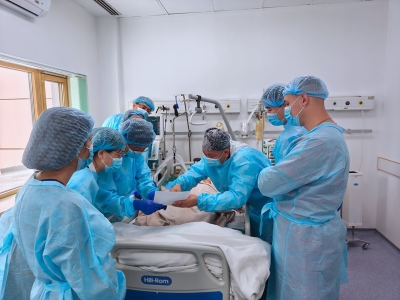 中哈專家團(tuán)隊(duì)完成哈國首例離體肝切和自體肝移植術(shù)。 新疆醫(yī)科大學(xué)第一附屬醫(yī)院供圖