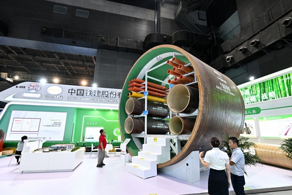 9月2日，在國家體育館舉行的服貿(mào)會環(huán)境服務(wù)專題展上，客商在中國鐵建展位竹纏繞管廊旁了解信息。新華社記者 李鑫 攝