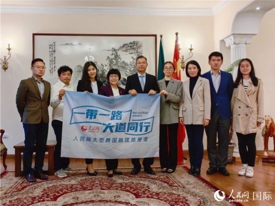 胡長(zhǎng)春大使、駐非盟使團(tuán)工作人員與人民網(wǎng)記者合影。