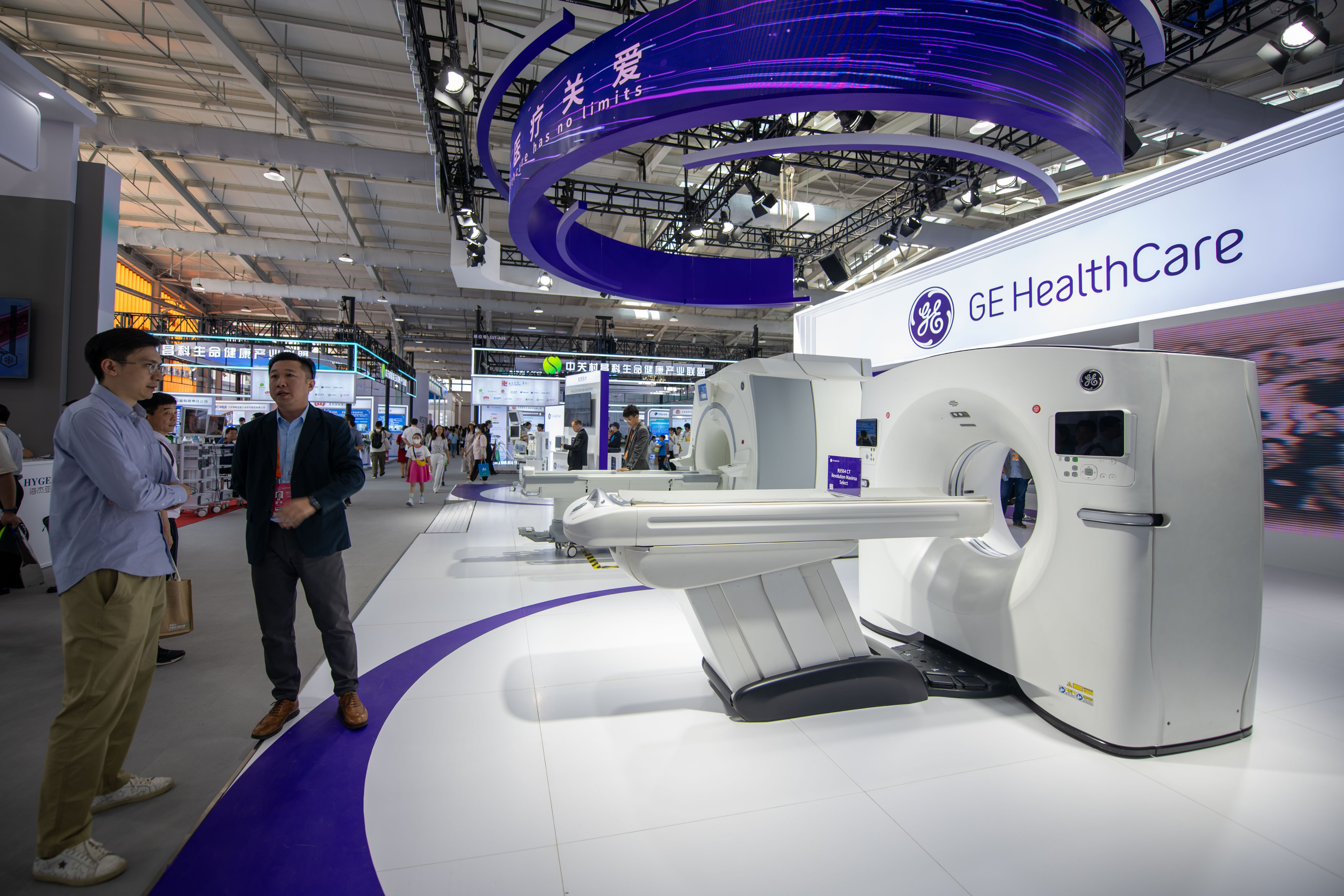 9月3日，在位于首鋼園的健康衛(wèi)生服務(wù)展區(qū)，觀眾正在參觀GE展臺。人民網(wǎng)記者 翁奇羽攝