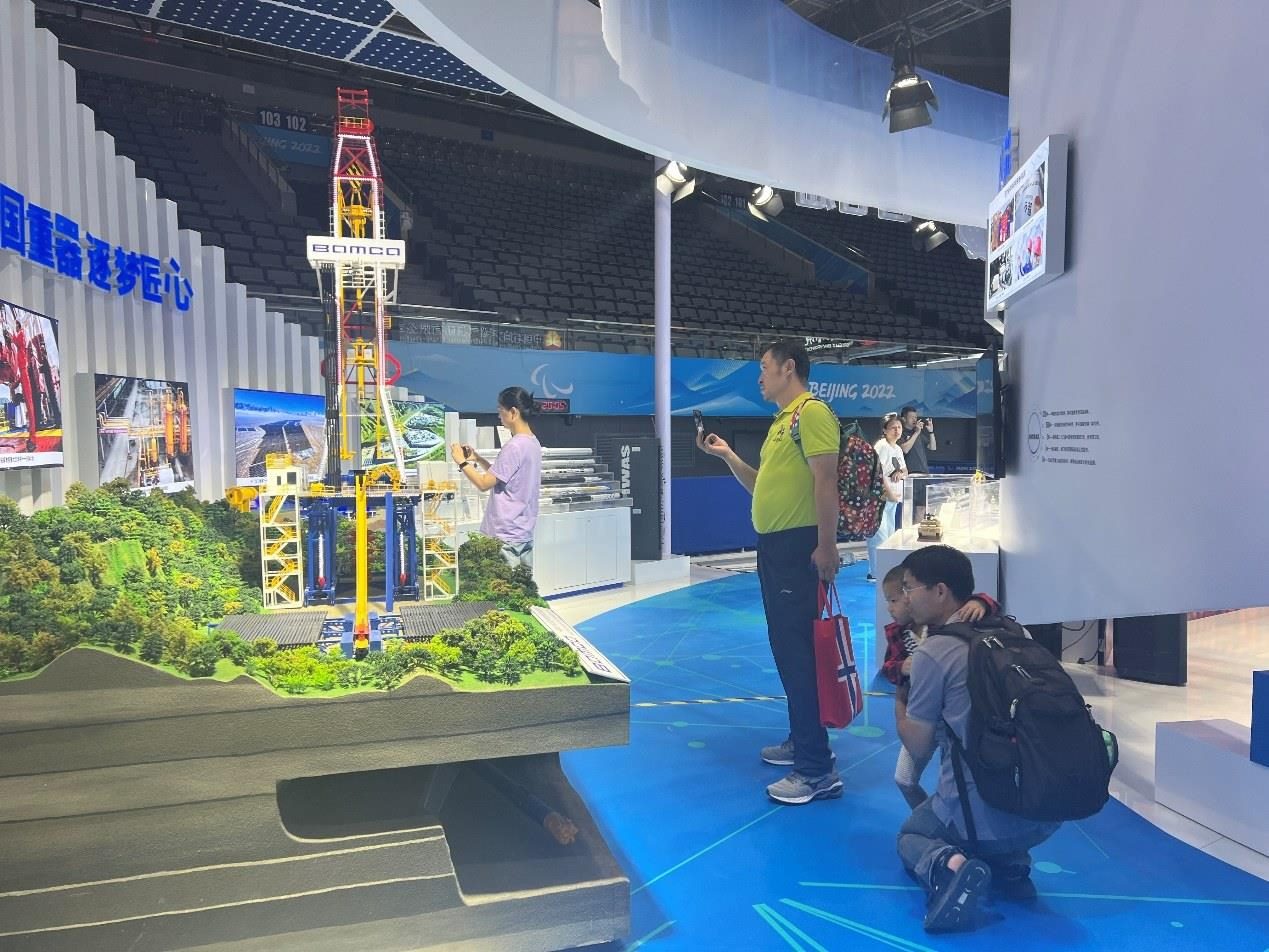 觀展群眾在國家體育館環(huán)境服務(wù)展區(qū)。人民網(wǎng) 歐陽易佳攝