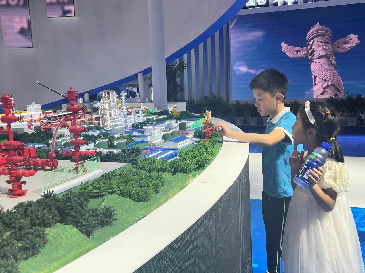 小朋友正在觀看展覽模型。人民網(wǎng) 歐陽易佳攝