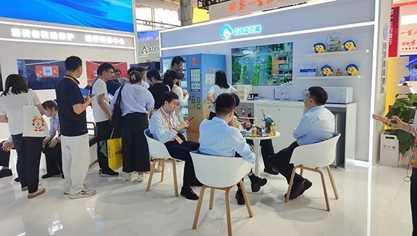 銀行機構(gòu)“勞動者港灣”的服務(wù)理念，吸引觀展群眾上前咨詢。人民網(wǎng)記者 李彤?dāng)z