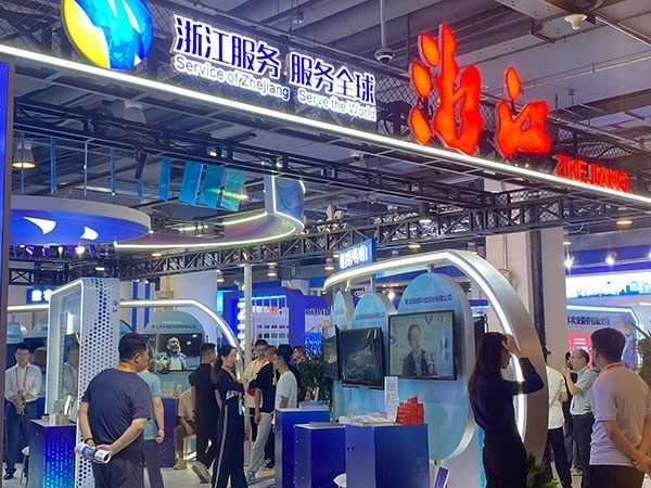 在浙江省交易團展區(qū)，數(shù)字支付技術(shù)吸引了觀展群眾的目光。人民網(wǎng)記者 李彤?dāng)z