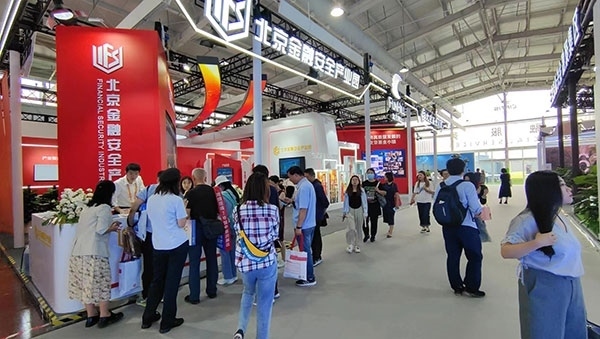 金融安全、投資者教育是金融服務(wù)展區(qū)知識科普的重要展示環(huán)節(jié)。人民網(wǎng)記者 李彤?dāng)z