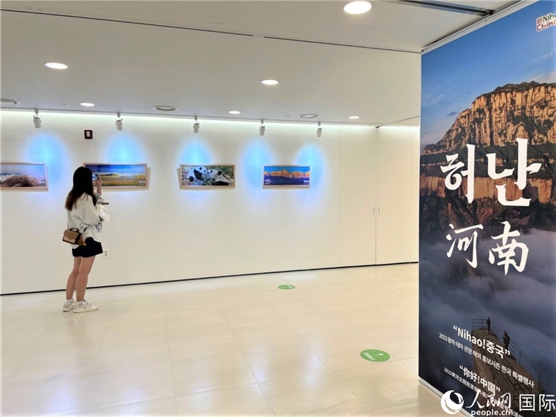 2.民眾參觀“看九曲黃河 聽華夏故事”主題展。人民網(wǎng)記者 馬菲攝