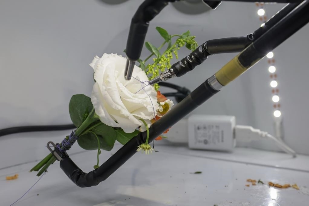 9月4日，在服貿(mào)會首鋼園區(qū)北京友誼醫(yī)院展臺，圖邁單臂腔鏡手術機器人用手術線打結。新華社記者 張玉薇 攝