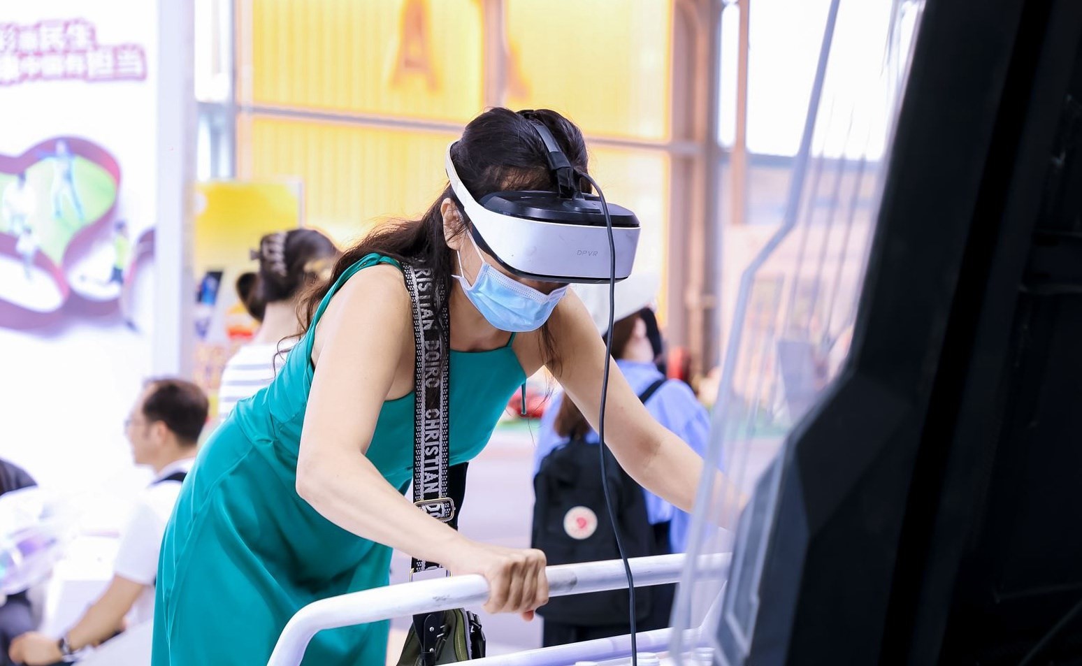 觀眾參與AI體驗(yàn)。圖片來源：中國國際服務(wù)貿(mào)易交易會(huì)