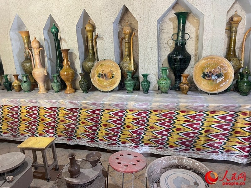 游客制作土陶體驗區(qū)。人民網記者 常雪梅攝