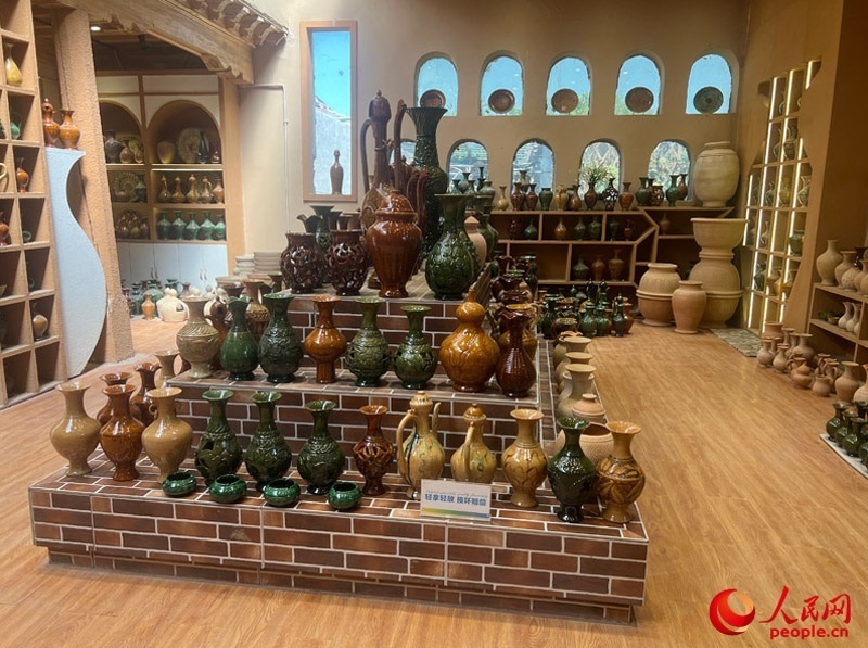 土陶展覽館內展示的精美土陶制品。人民網記者 常雪梅攝