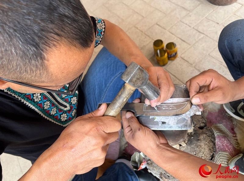 手工制作英吉沙小刀。人民網記者 常雪梅攝