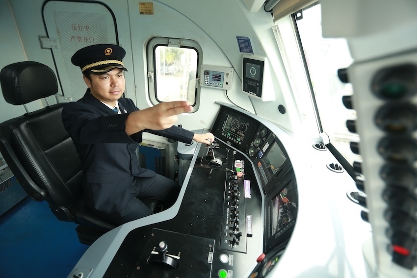 發(fā)車前，仲俊斕確認儀表、指示燈狀態(tài)正常。成都機務段供圖