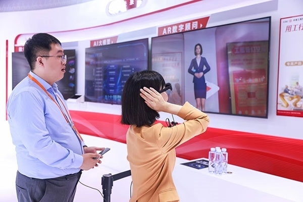 在工商銀行展臺，數(shù)字員工“工曉伴”與觀展游客互動。受訪者供圖