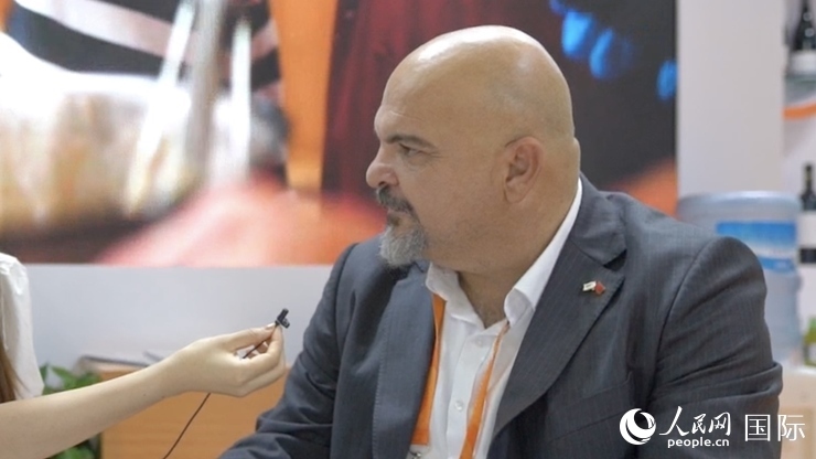 塞浦路斯首席經(jīng)濟商務(wù)參贊歐陽路接受記者采訪。人民網(wǎng) 王禹蘅攝