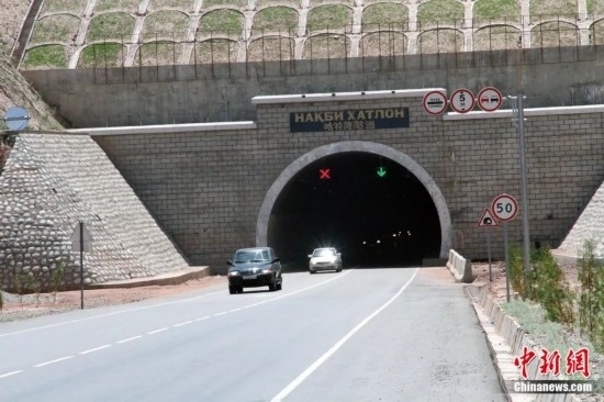 連接塔吉克斯坦南北的重要隧道之一哈特隆隧道由中國路橋承建，是塔國南北公路交通的重要干線道路，對促進(jìn)塔吉克斯坦南北交流和國民經(jīng)濟(jì)發(fā)展具有重要意義。田冰攝