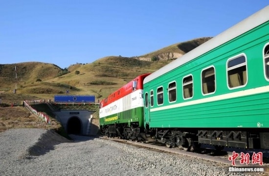 2016年8月24日，塔吉克斯坦“瓦赫達(dá)特-亞灣”鐵路通車。這是絲綢之路經(jīng)濟(jì)帶框架下首個開工并建成的鐵路項目，具標(biāo)志性意義。圖為火車進(jìn)入由中鐵十九局集團(tuán)有限公司承建的隧道。文龍杰 攝