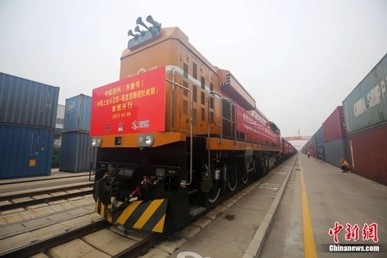 2021年7月5日，中國—上海合作組織地方經(jīng)貿(mào)合作示范區(qū)（簡稱“上合示范區(qū)”）前往塔吉克斯坦首都杜尚別的首班中歐班列（齊魯號）“上合快線”發(fā)出，從上合示范區(qū)青島多式聯(lián)運中心啟程，為中國及日本、韓國等周邊國家和地區(qū)與塔吉克斯坦經(jīng)貿(mào)往來提供了全新的物流解決方案。胡耀杰 攝