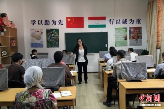 2014年，塔吉克斯坦國立民族大學(xué)的孔子學(xué)院內(nèi)，教師正在為塔吉克斯坦學(xué)生授課。田冰 攝