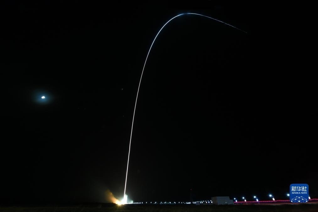 9月7日02時(shí)14分，我國(guó)在酒泉衛(wèi)星發(fā)射中心使用長(zhǎng)征四號(hào)丙運(yùn)載火箭，成功將遙感三十三號(hào)03星發(fā)射升空，衛(wèi)星順利進(jìn)入預(yù)定軌道，發(fā)射任務(wù)獲得圓滿成功。新華社發(fā)（汪江波 攝）