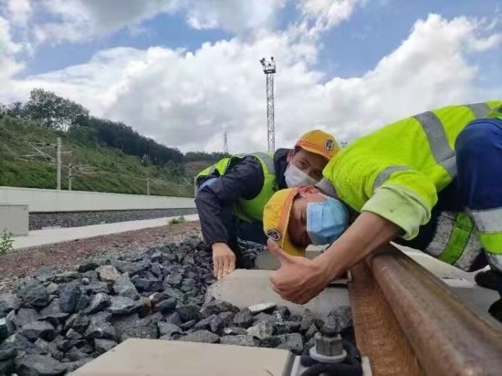 佟郎（左）正在檢修鐵路。受訪者供圖